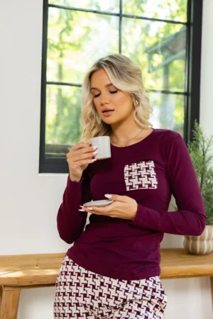 Pijama damă Adriana – bluză bordo și pantaloni cu imprimeu